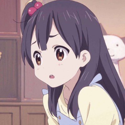 印度男子头插砍刀淡定玩手机